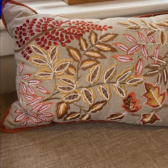 Embroidered pillow - Picture 7 of 10